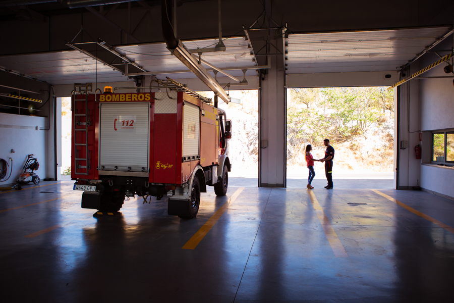 Preboda en parque de bomberos. Fotógrafos de boda Granada