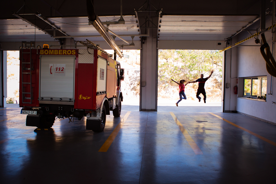 Preboda en parque de bomberos. Fotógrafos de boda Granada