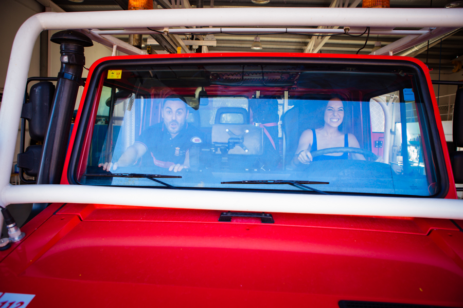 Preboda en parque de bomberos. Fotógrafos de boda Granada