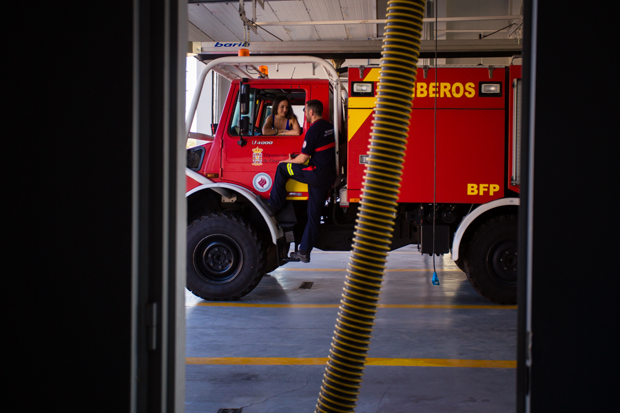 Preboda en parque de bomberos. Fotógrafos de boda Granada