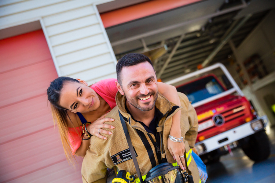 Preboda en parque de bomberos. Fotógrafos de boda Granada