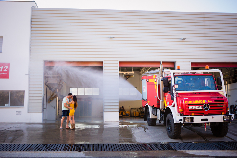 Preboda en parque de bomberos. Fotógrafos de boda Granada