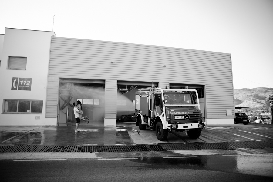 Preboda en parque de bomberos. Fotógrafos de boda Granada